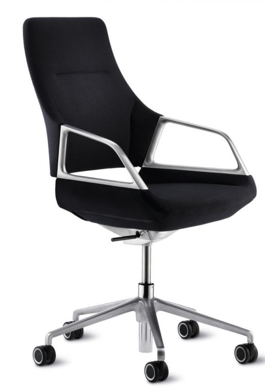 Graph Drehsessel von Wilkhahn mit mittelhohem Rücken, schwarzem Bezug und silbernen Armlehnen. Bürostuhl für ergonomisches Sitzen.